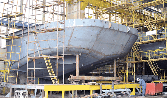 Rumpf eines Schiffes während des Baus in einer Werft