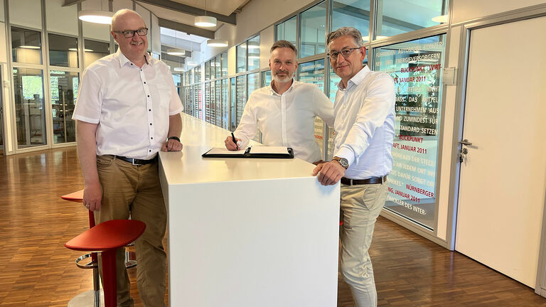 Foto Vertragsunterschrift